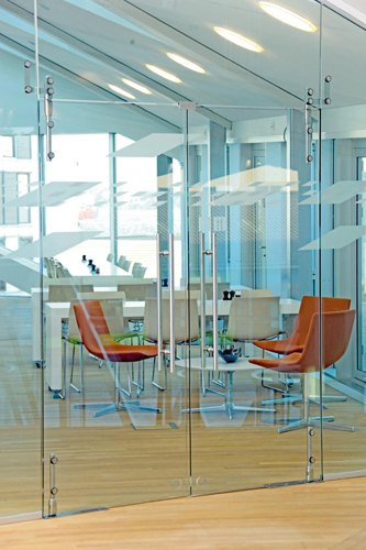 Ganzglasanlage Düsseldorf: Für Büros und Geschäftsbereiche